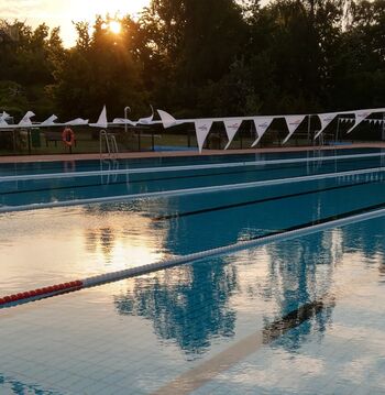 Schwimmbad-Foto bei Abendsonne